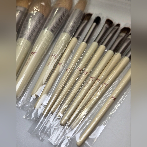 Luxury Makeup Brush Set - Cream and Silver - Picture 4 of 5